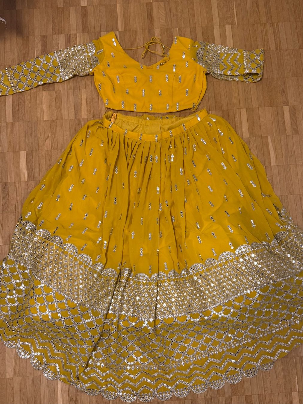 Vestiti: Yellow Georgette Embroidered Lehenga Set – Nuovo (secondo la descrizione) da Bulle venduto da pra_c9c8 2