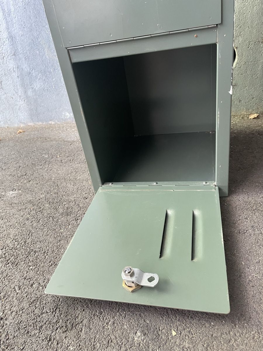 Porte manteau: Metallschrank/Garderobe 4 Fächer gebraucht – D'occasion à Bern par coca-cola12 7