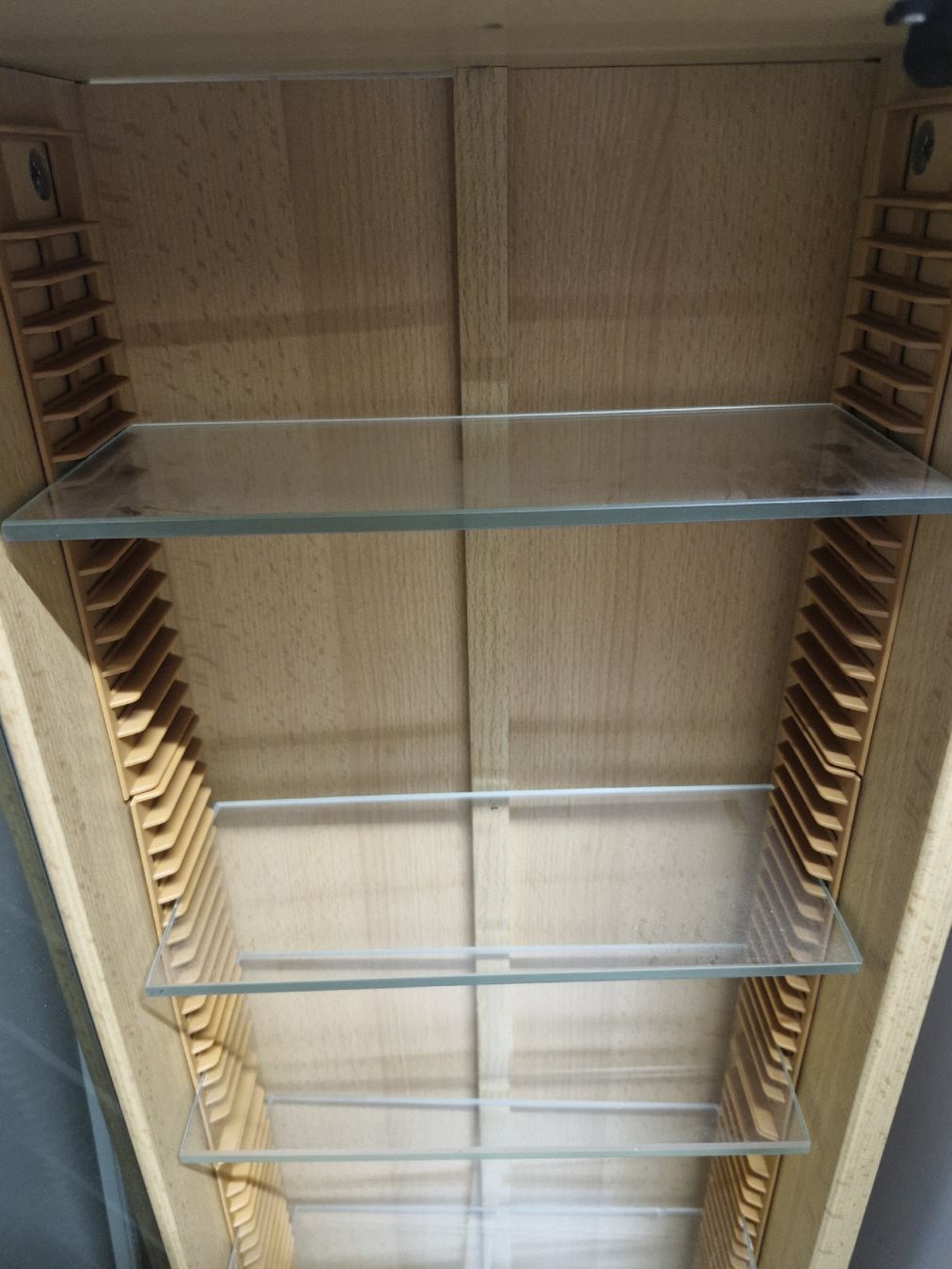 Vitrinen: Vitrine – Gebraucht aus Detligen von ValentinoV 1