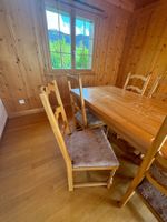 Table Gruyerienne avec 6 chaises