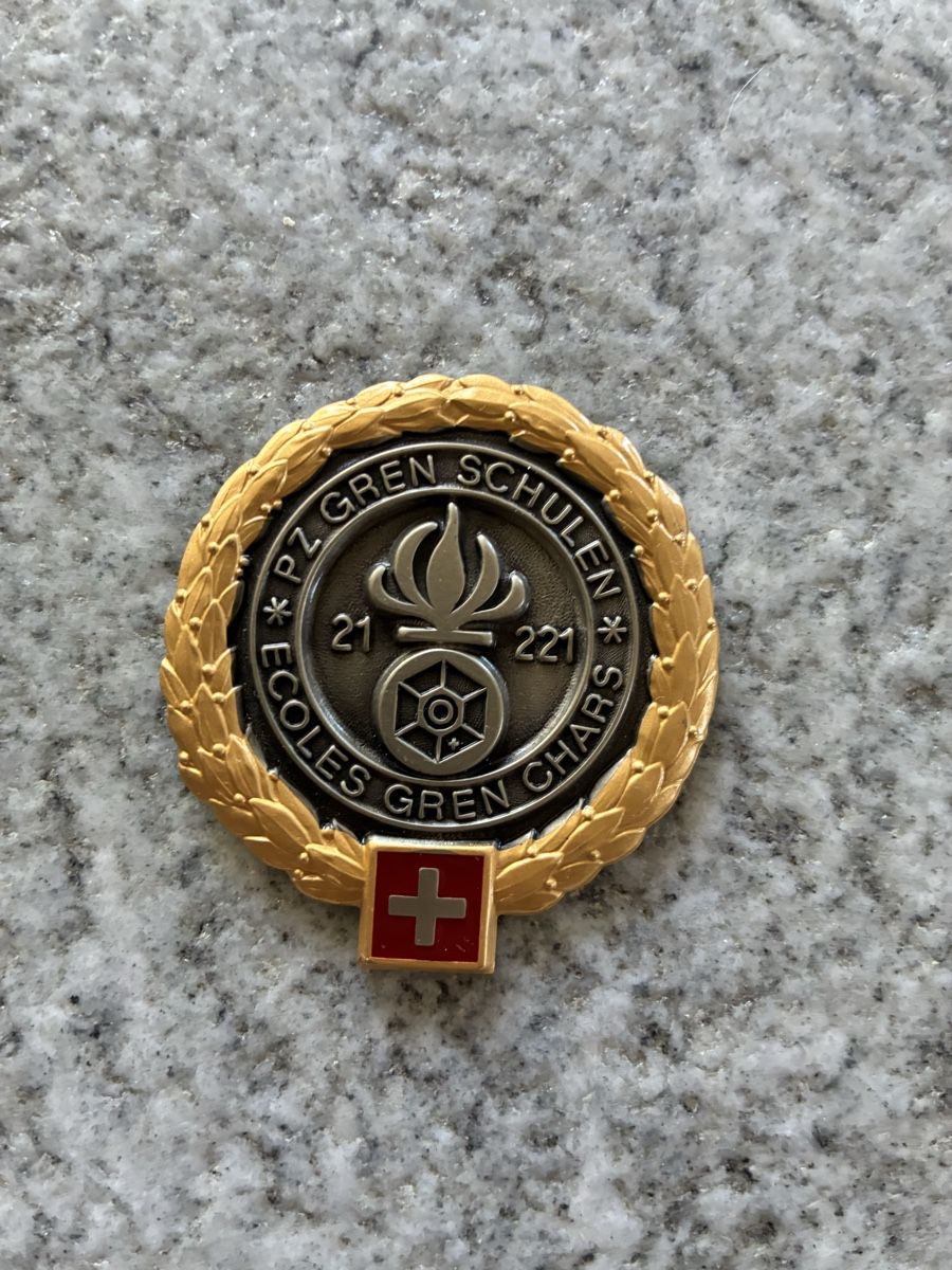 Armée suisse Plaquettes & Badges: offiziers emblem pz gren schulen  – D'occasion à Oberiberg par reimet