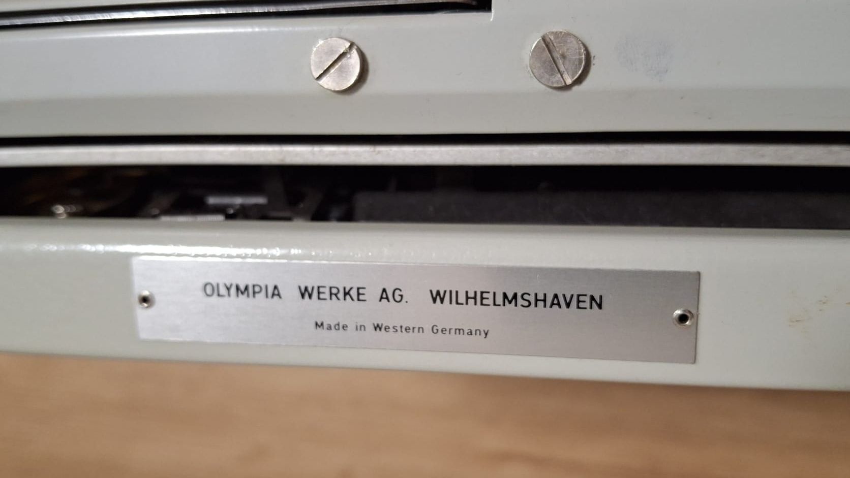 Macchine da scrivere: Schreibmaschine Olympia – Usato da Bäriswil BE venduto da vonys 5