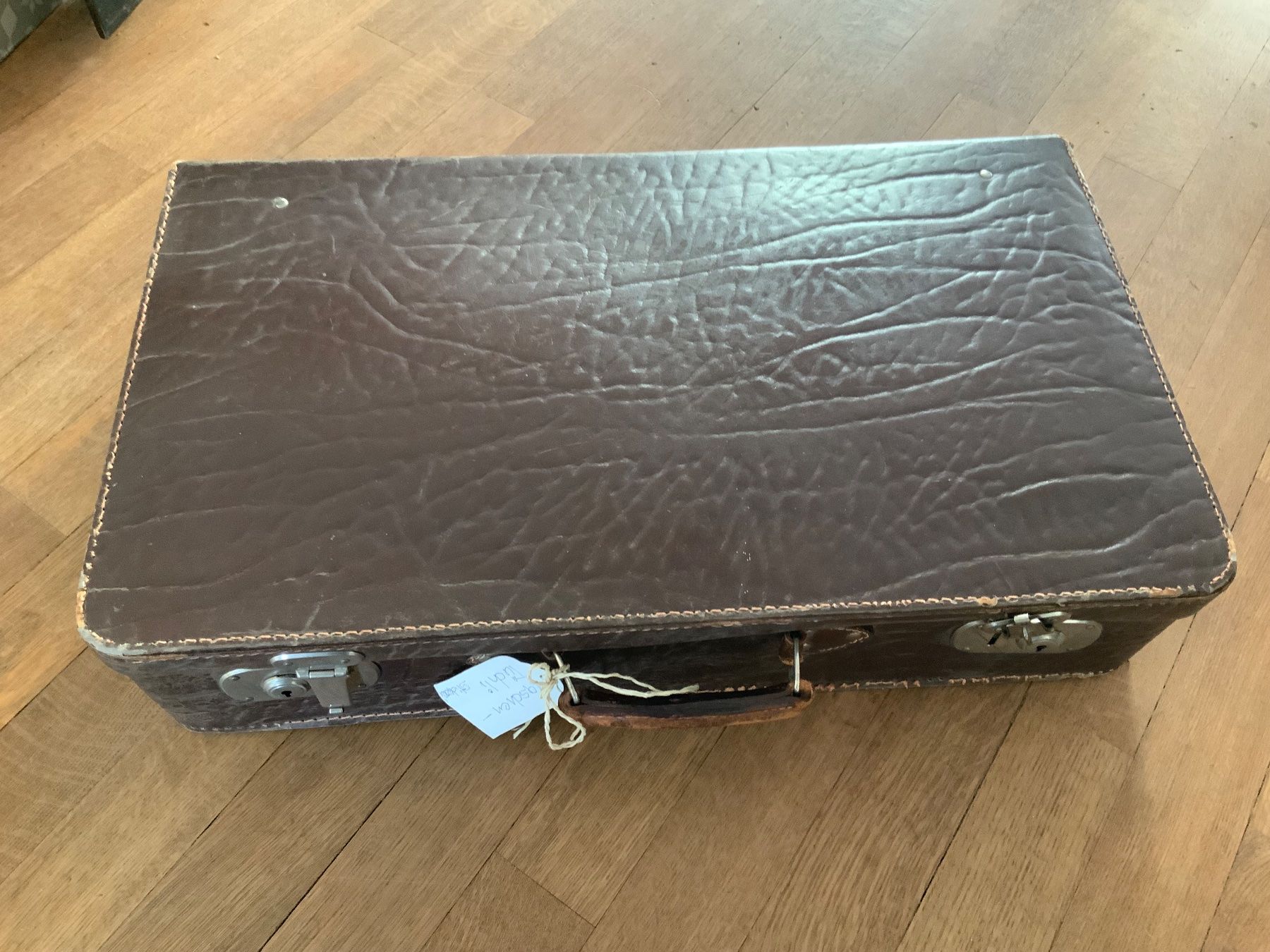 Sonstige Kleidung & Accessoires: Ein alter Koffer mit Taschentuchsammlung – Gebraucht aus Wil SG von Strila 1