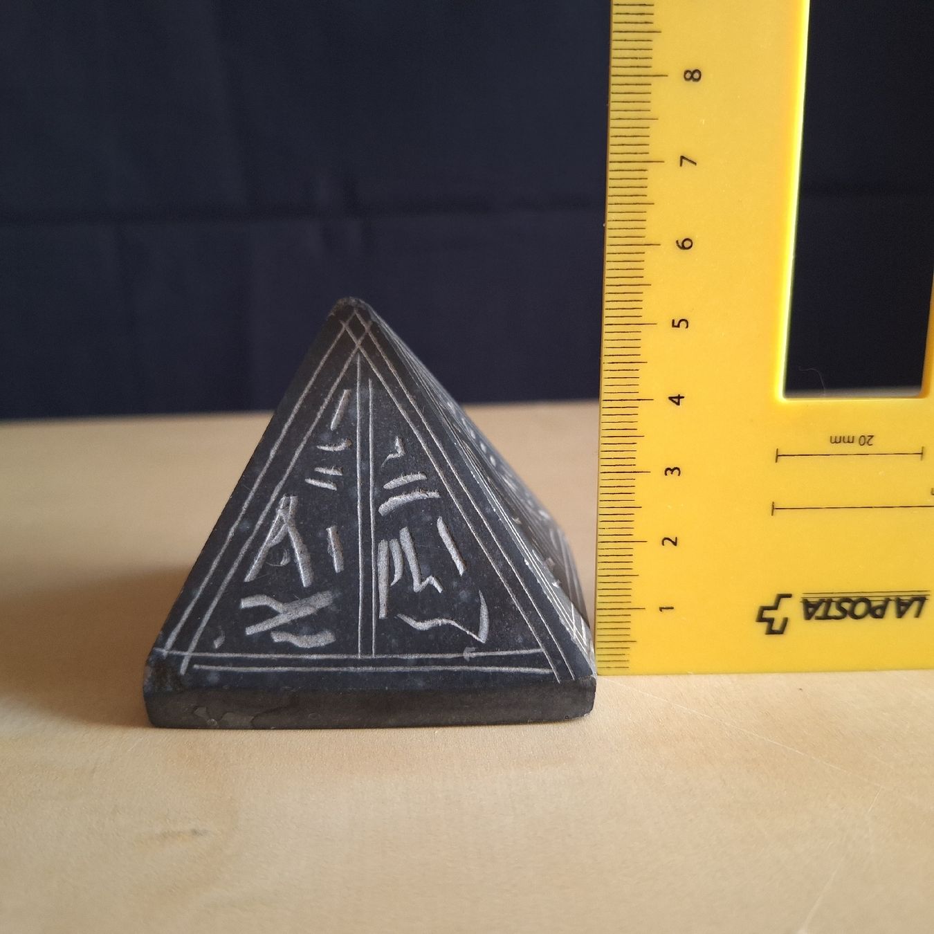 Tutte le decorazioni: Versand möglich! Deko Stein Pyramide mit Hieroglyphen – Usato da Winterthur venduto da Goldpipau 5