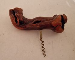 Urchiger Zapfenzieher mit Holzgriff