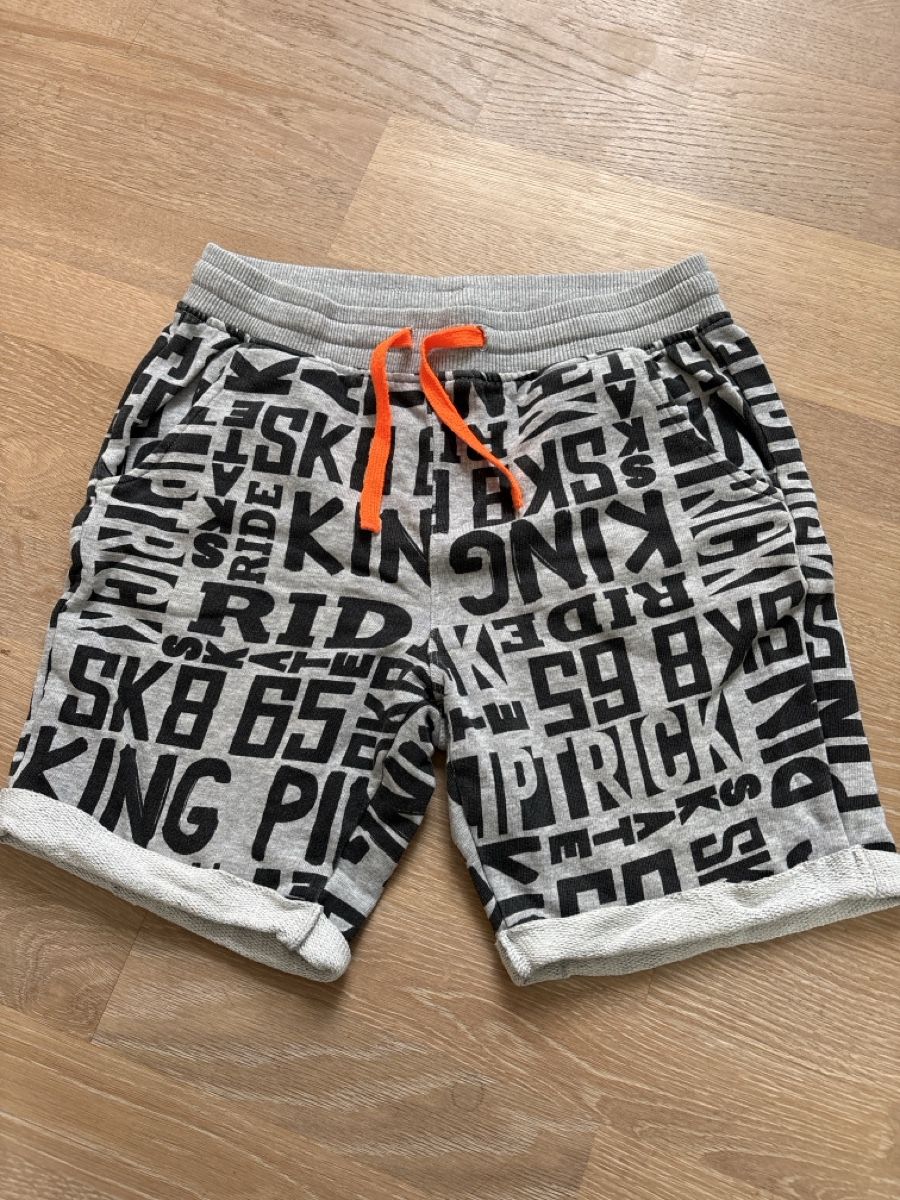 Benetton Pantaloni: Kurze Hosen von Benetton gr 130 oder M – Usato da Unterseen venduto da Jubrunner