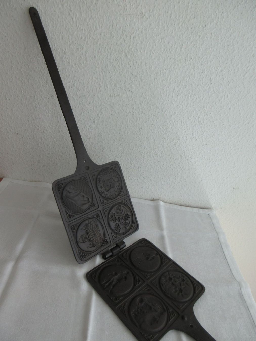 Elettrodomestici da cucina: Klapp-Bretzeleisen mit 4 Schweizer Motiven – Usato da Binningen venduto da tempipassati