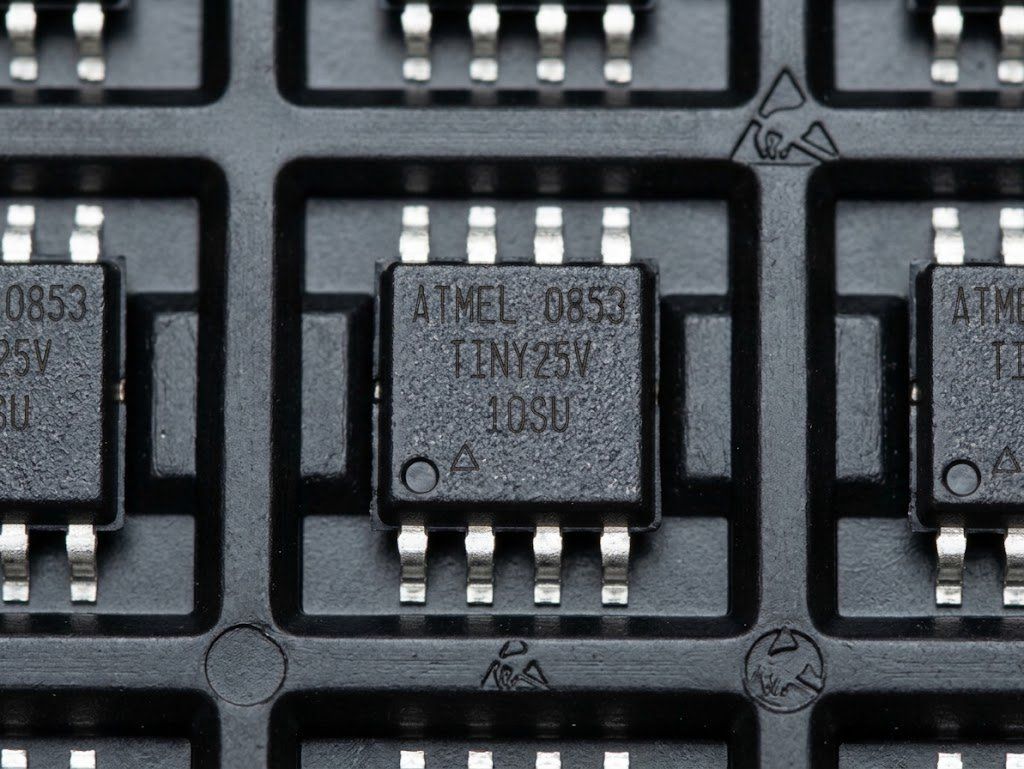 Elektronikbauteile: 10x Atmel ATtiny25V-10SU Microcontroller (SOIC-8) – Neu und originalverpackt aus Salgesch von Simone-CH