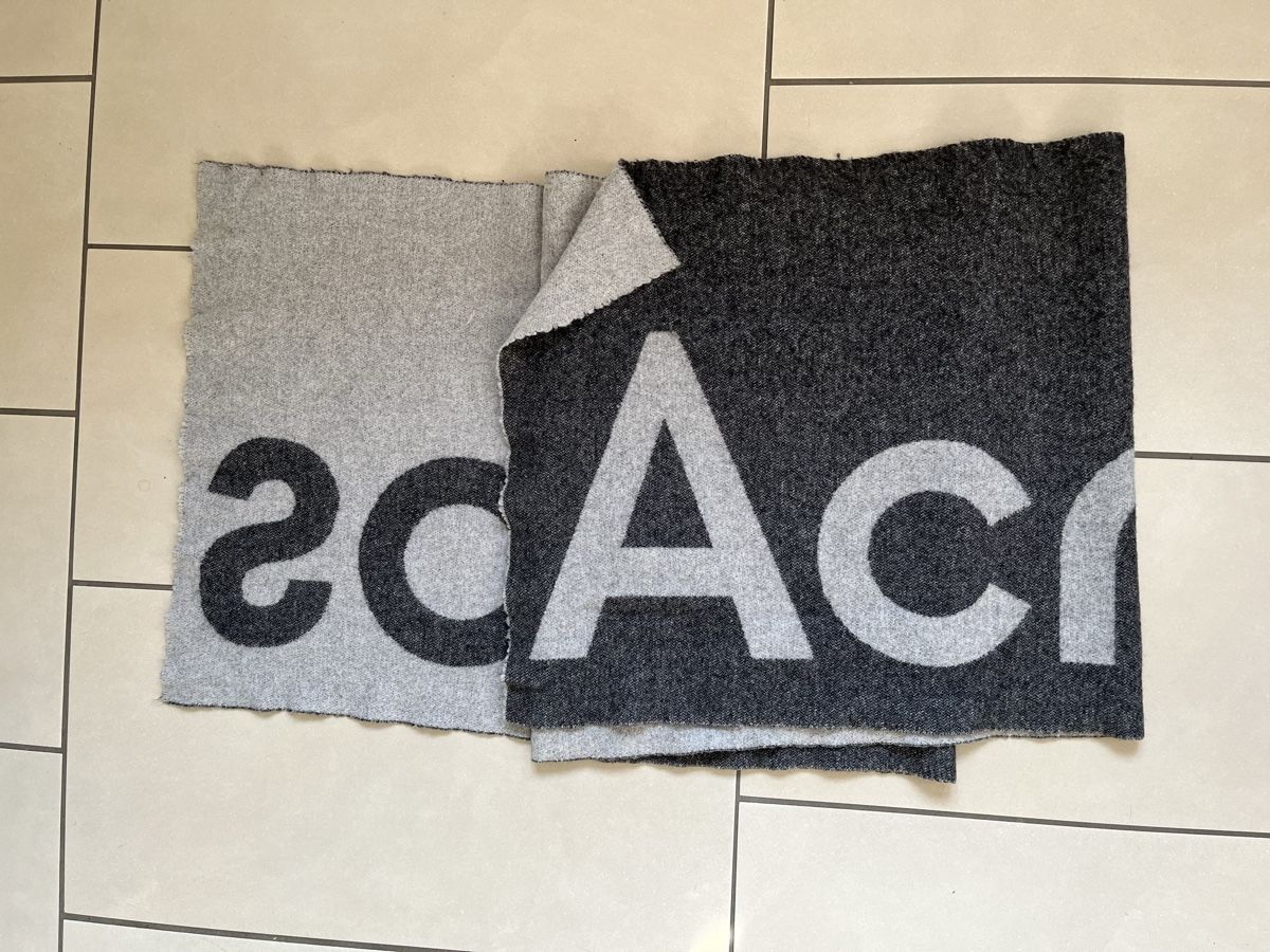 Acne Studios Foulard & Sciarpe: ACNE Studios Wollschal Grau – Usato da Zürich venduto da MonGusta 2