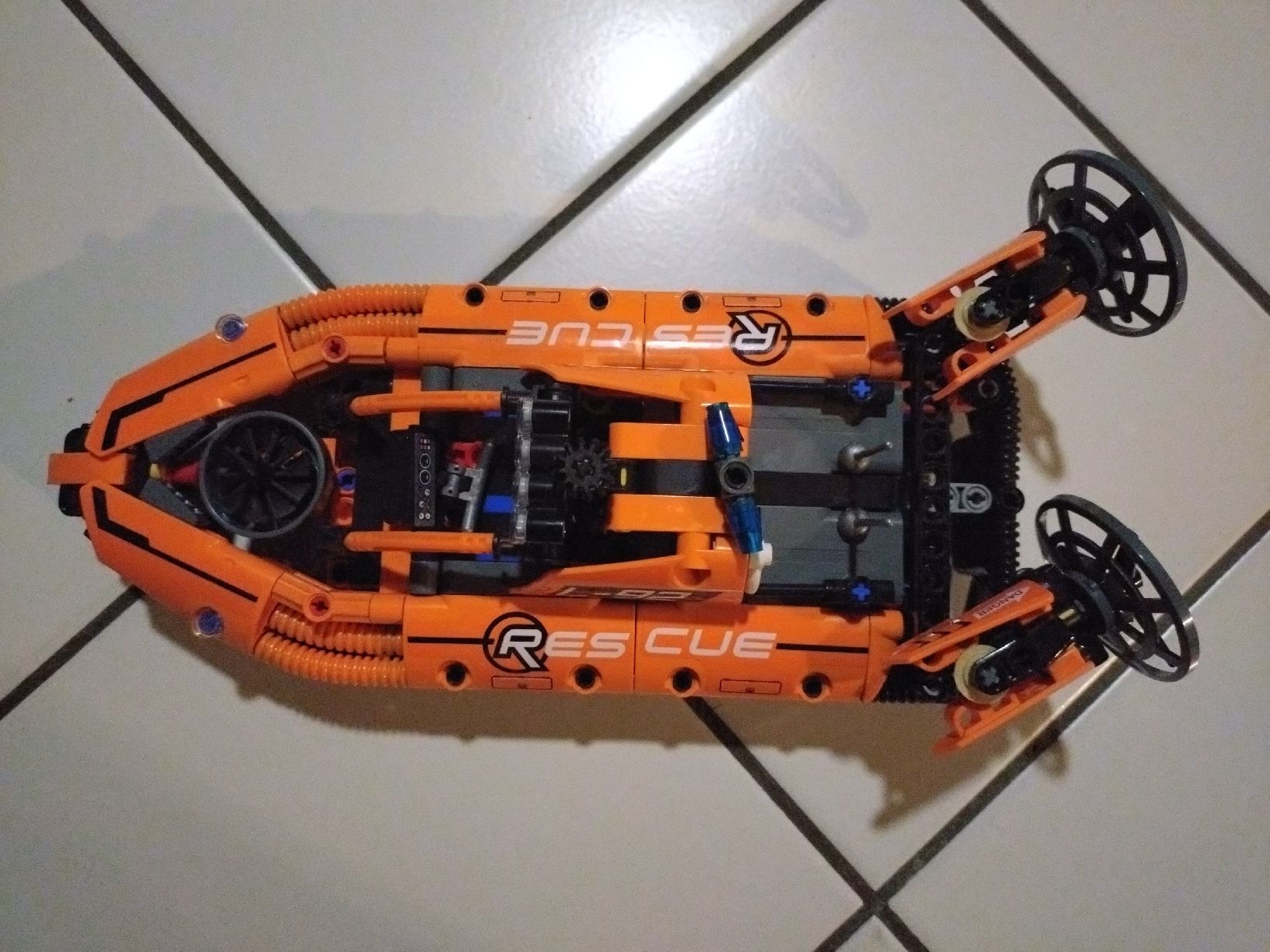 Lego Baukästen: Lego Technic Aeroglisseur L-92 Rescue – Gebraucht aus Farvagny-le-Grand von LaCaverne 3