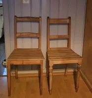 2 alte Holzstühle