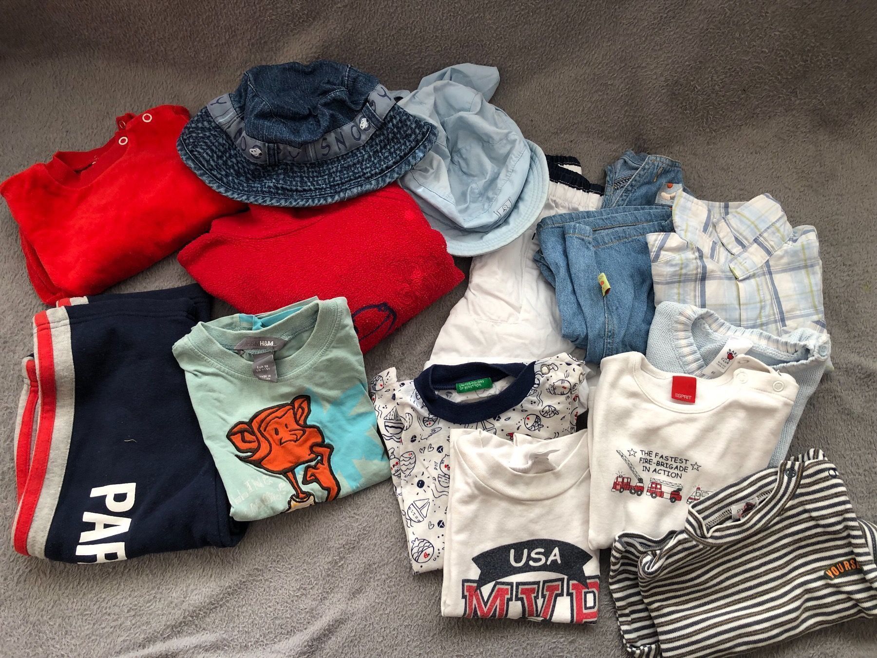 Lotti di vestiti: Babykleider Grösse  80-86 – Usato da Strada venduto da Betflo