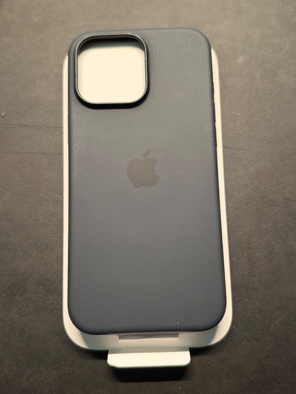 Apple Covers & Schutzfolien: Silicon Case iPhone 16 Pro Max – Gebraucht aus Arlesheim von auktio999 2