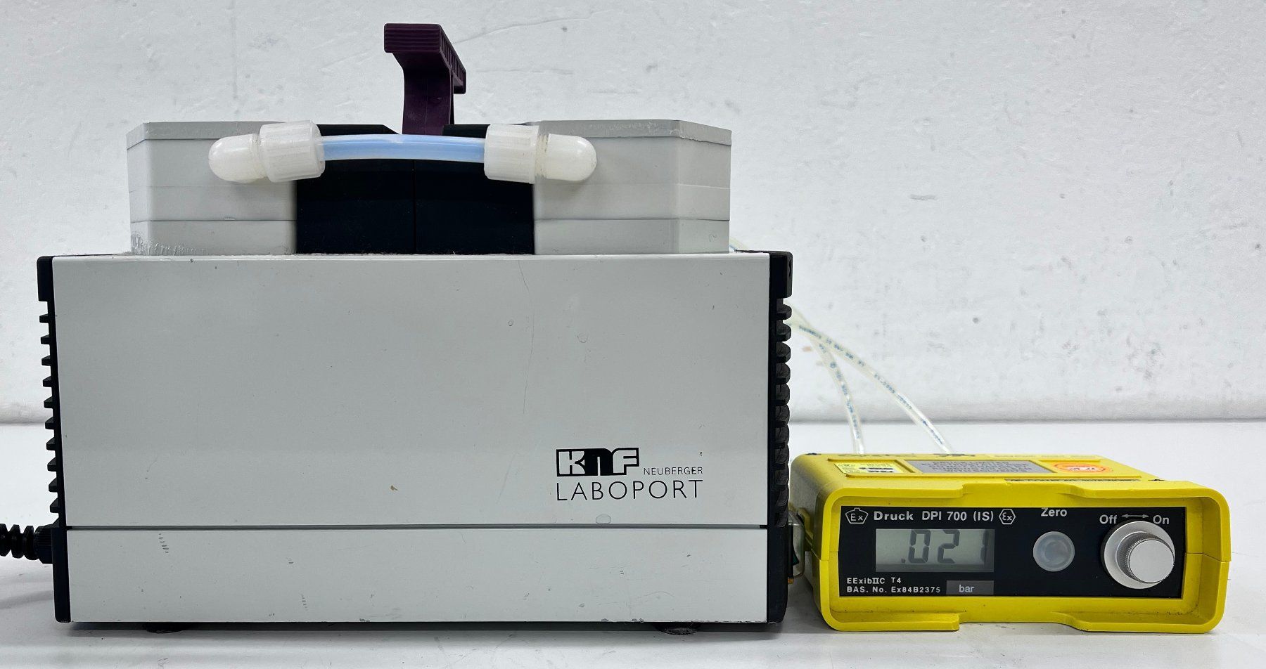 Accessori da laboratorio: KNF Membranvakuumpumpe N810.3FT.18 – Usato da Niederdorf venduto da LeptonAG_Labor 6