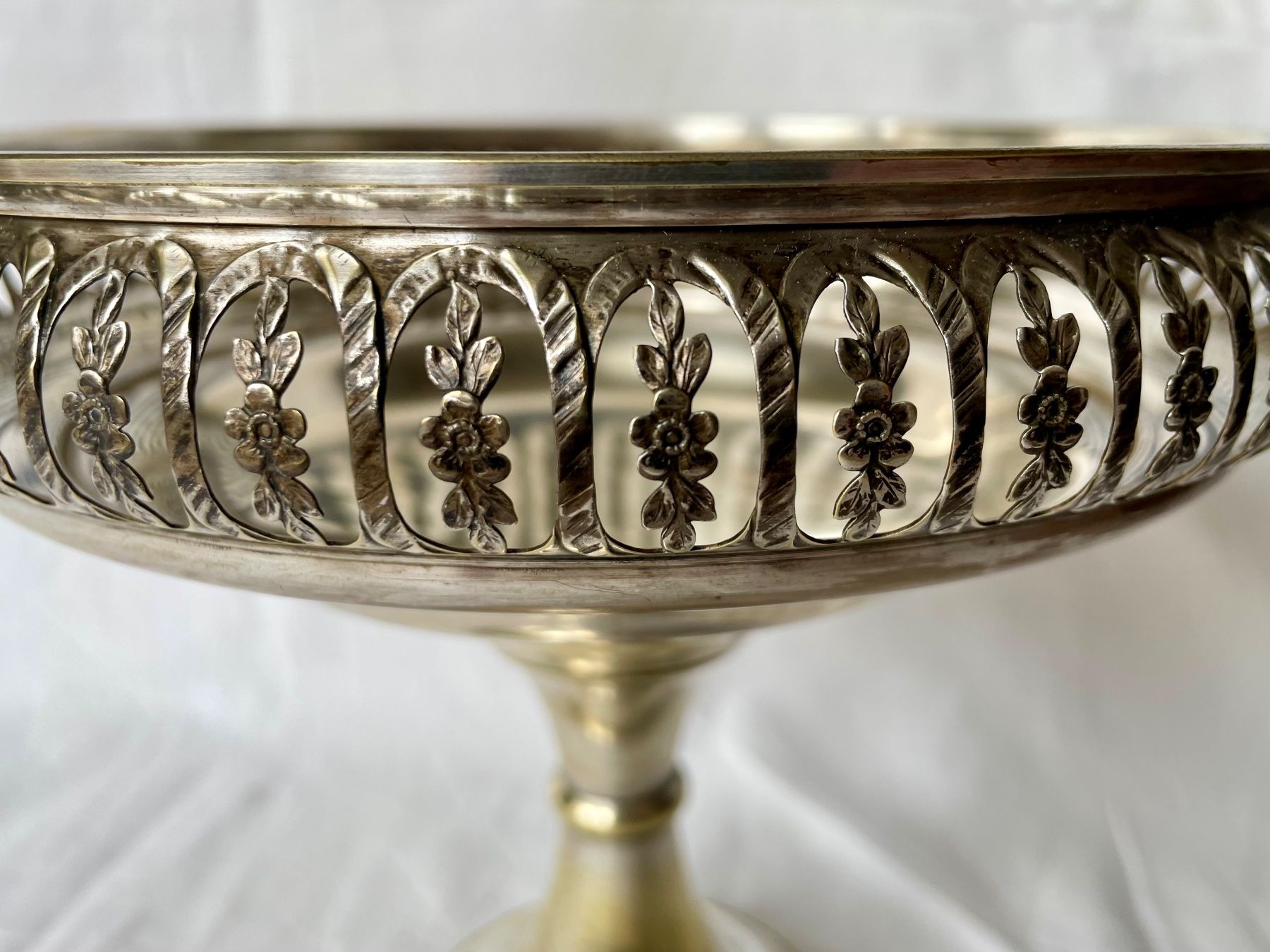 Ciotole: Coppa centrotavola in metallo argentato traforato – Usato da Seseglio venduto da GiacominiAntiques 5