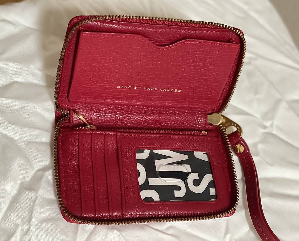 Marc Jacobs Portemonnaie: MARC BY MARC JACOBS 'Classic Q - Wingman' Phone Wallet - new – Neu (gemäss Beschreibung) aus Basel von Alena_ 1