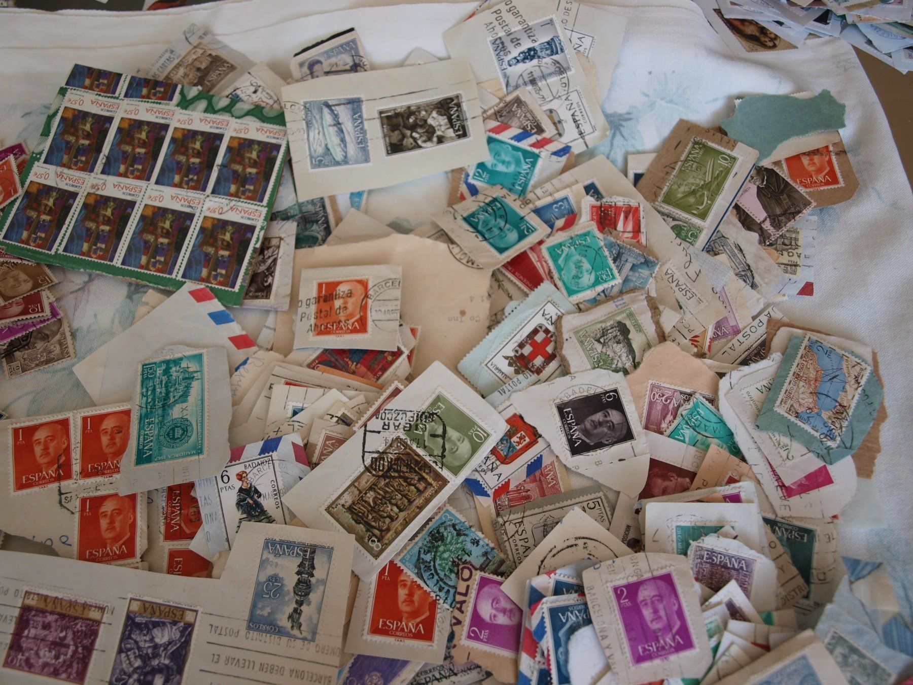 Alle Briefmarken: Spanien ca1500 Marken = 250 g . mit Papier + Abgelöst – Gebraucht aus Aarau von Marcele0 4