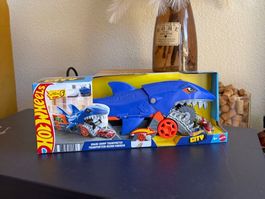 Hot Wheels Shark Chomp Transporter & Inkl. 1:64 Fahrzeug
