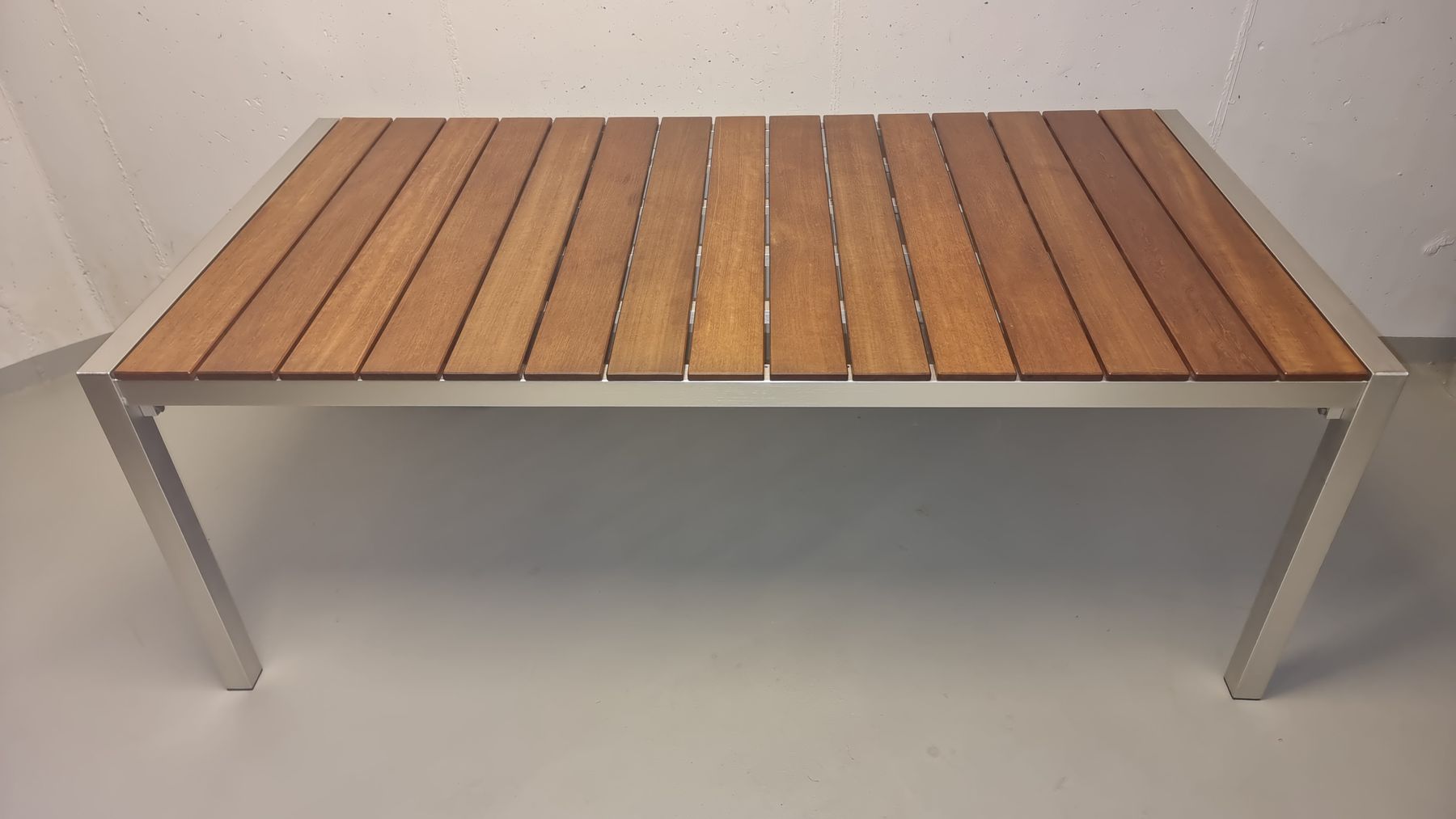 Set de table et chaises: Gartentisch aus Tropenholz – D'occasion à Bottighofen par buzz02
