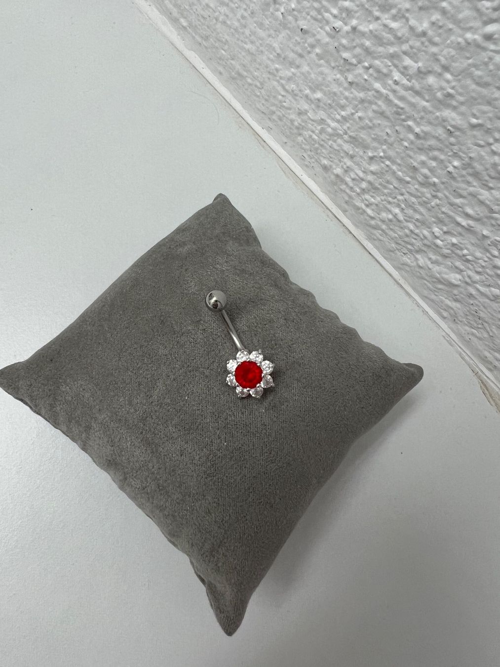Piercingschmuck: Bauchnabelpiercing silber/rot ungetragen – Neu und originalverpackt aus Jona von n.ferrari
