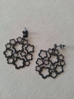 Paire de boucles d'oreilles noires motif fleurs ajouré