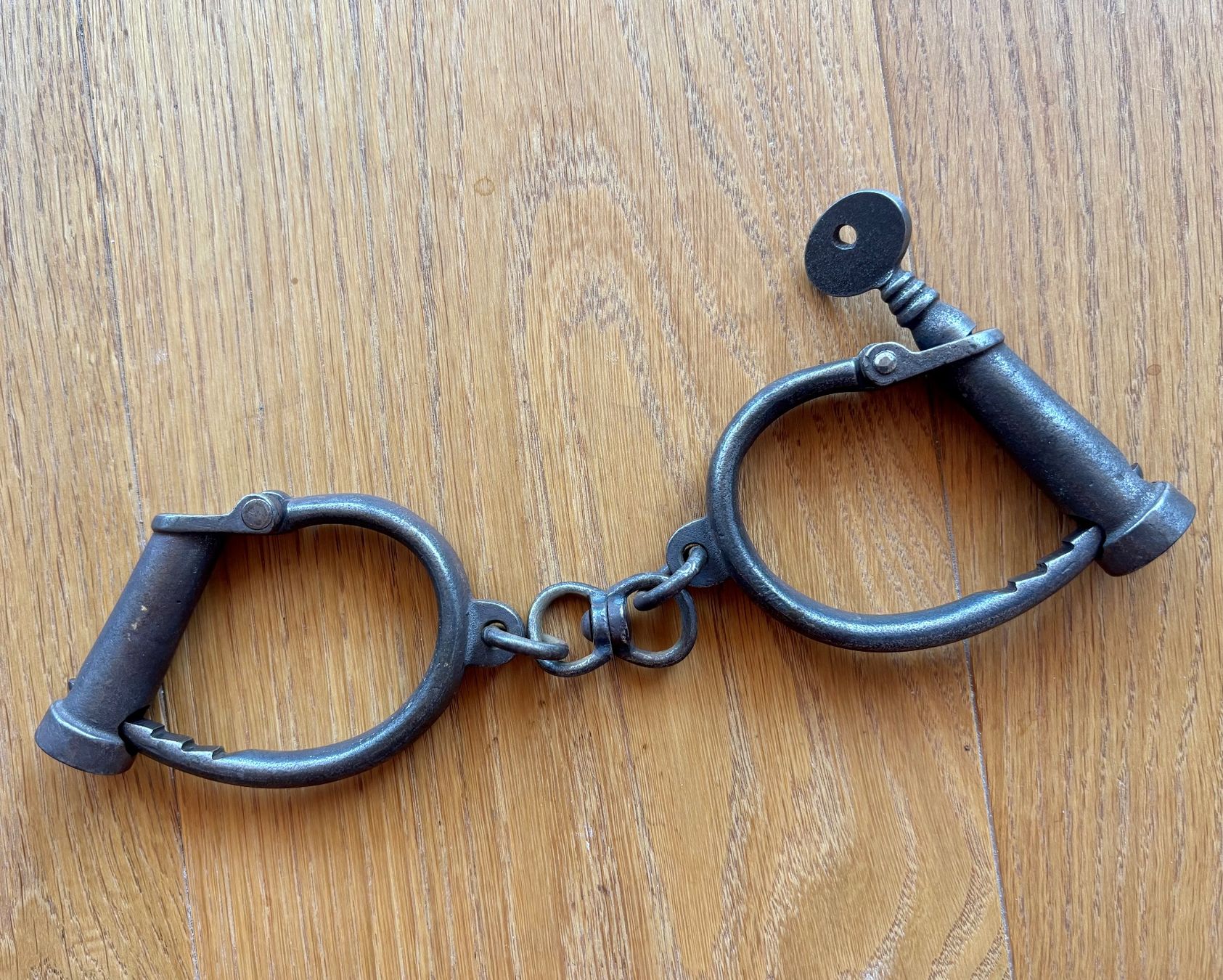 Sonstiges für Firmenanlässe & Parties: Originale antike geschmiedete Handschellen, Handfesseln – Gebraucht aus Lüchingen von Eeizo