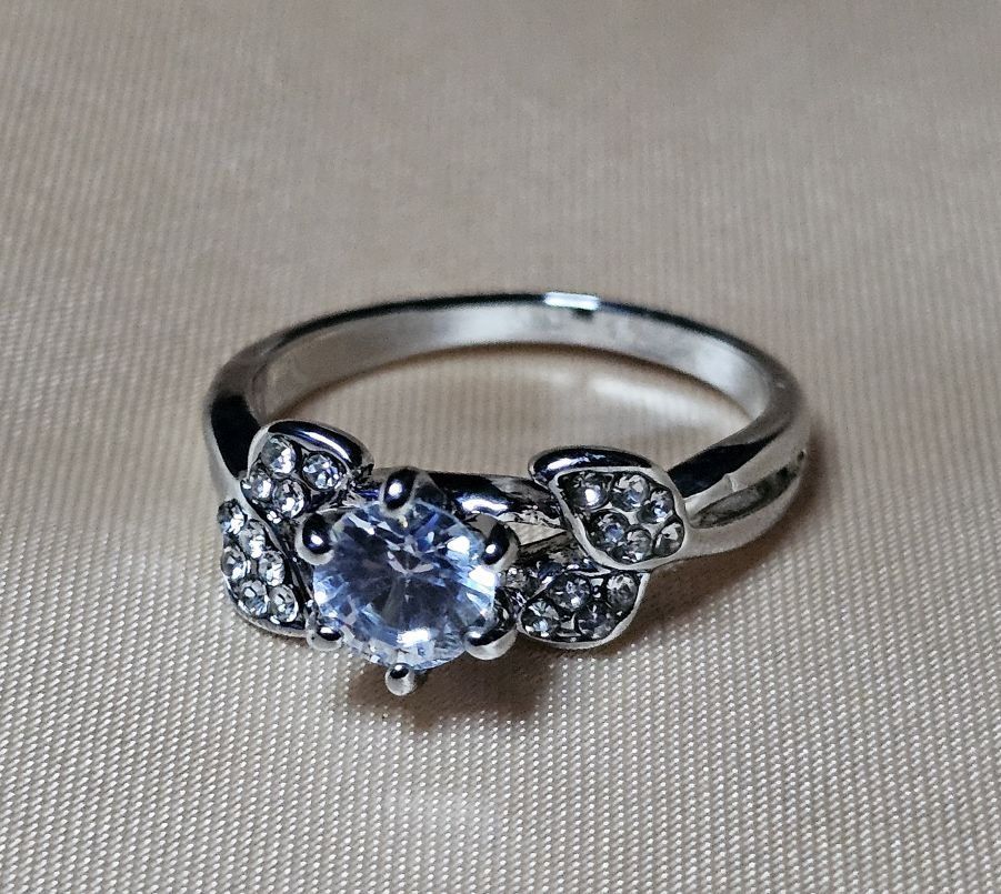 Ringe: Stilvoller Ring mit Zirkonia, 925 versilbert, Gr. 8 – Neu (gemäss Beschreibung) aus Grenchen von maretop 2