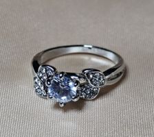 Stilvoller Ring mit Zirkonia, 925 versilbert, Gr. 8