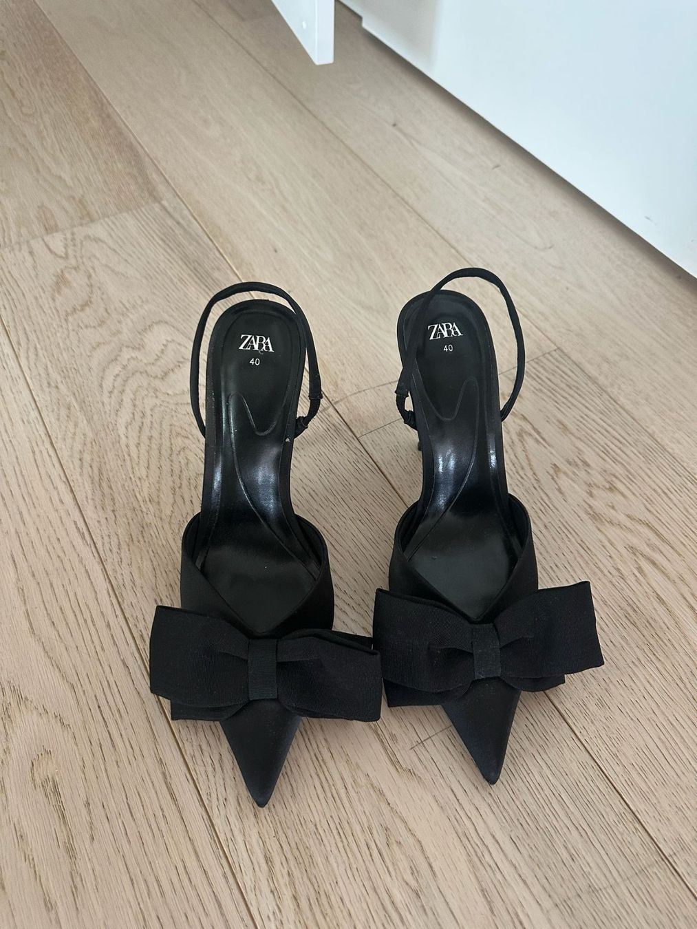 Scarpe da donna: Zara High Heels mit Schleife, G 40 – Nuovo (secondo la descrizione) da Kriens venduto da tom_hjc5