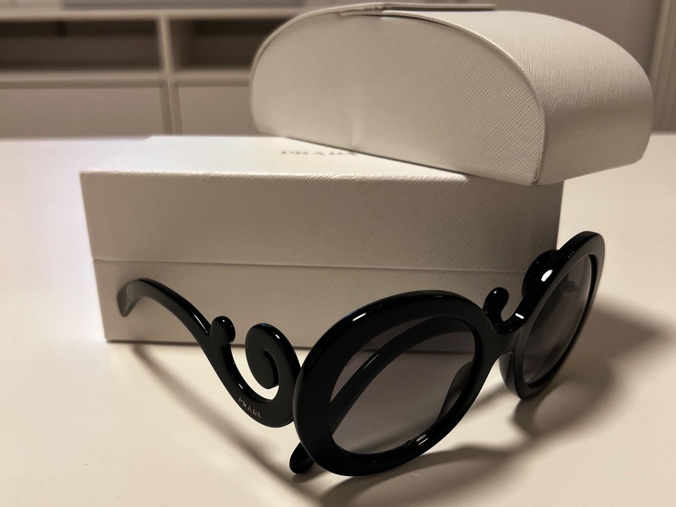 Prada Occhiali & Lenti: Prada Sonnenbrille schwarz rund – Nuovo (secondo la descrizione) da Bazenheid venduto da ta.do