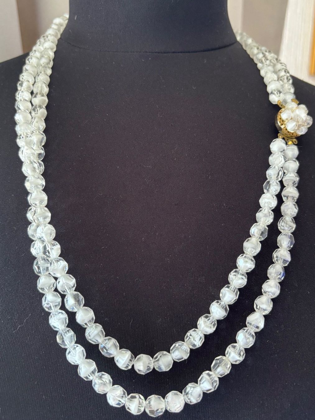 Catenine: Collier deux rangs perles de verre facettées fermoir doré – Usato da Peseux venduto da CharmeCommerce