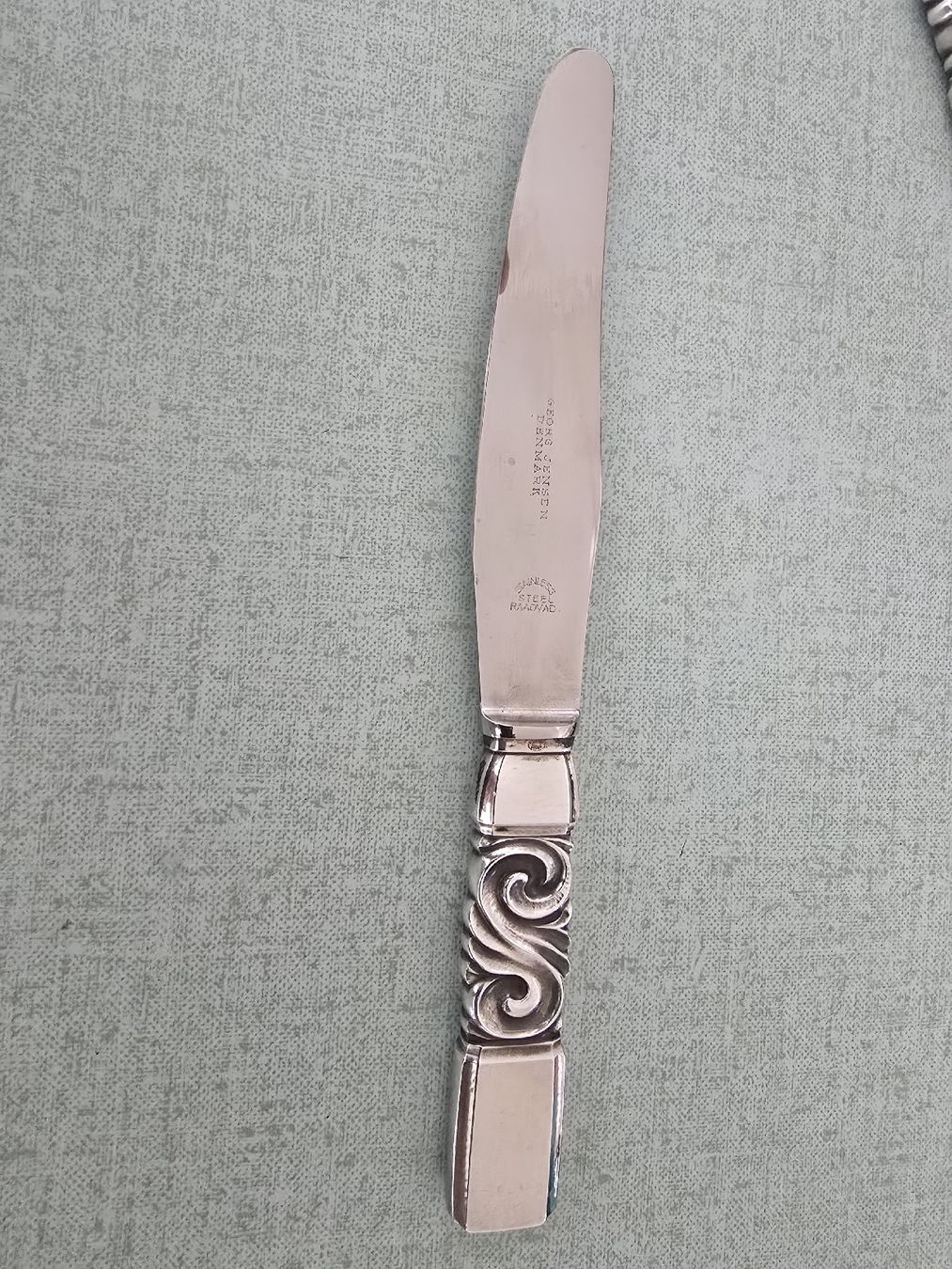 Jensen Set di posate: Scroll by Georg Jensen Sterling Silver Regular Knife 19.5cm – Nuovo (secondo la descrizione) da Satigny venduto da Baazarbaron