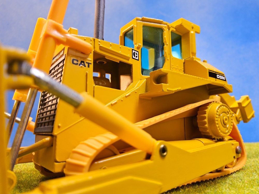 Caterpillar _ CAT D9N Planierraupe _ NZG 298 in OVP _ 1:50 (Gebraucht) in Rüti ZH für CHF 59