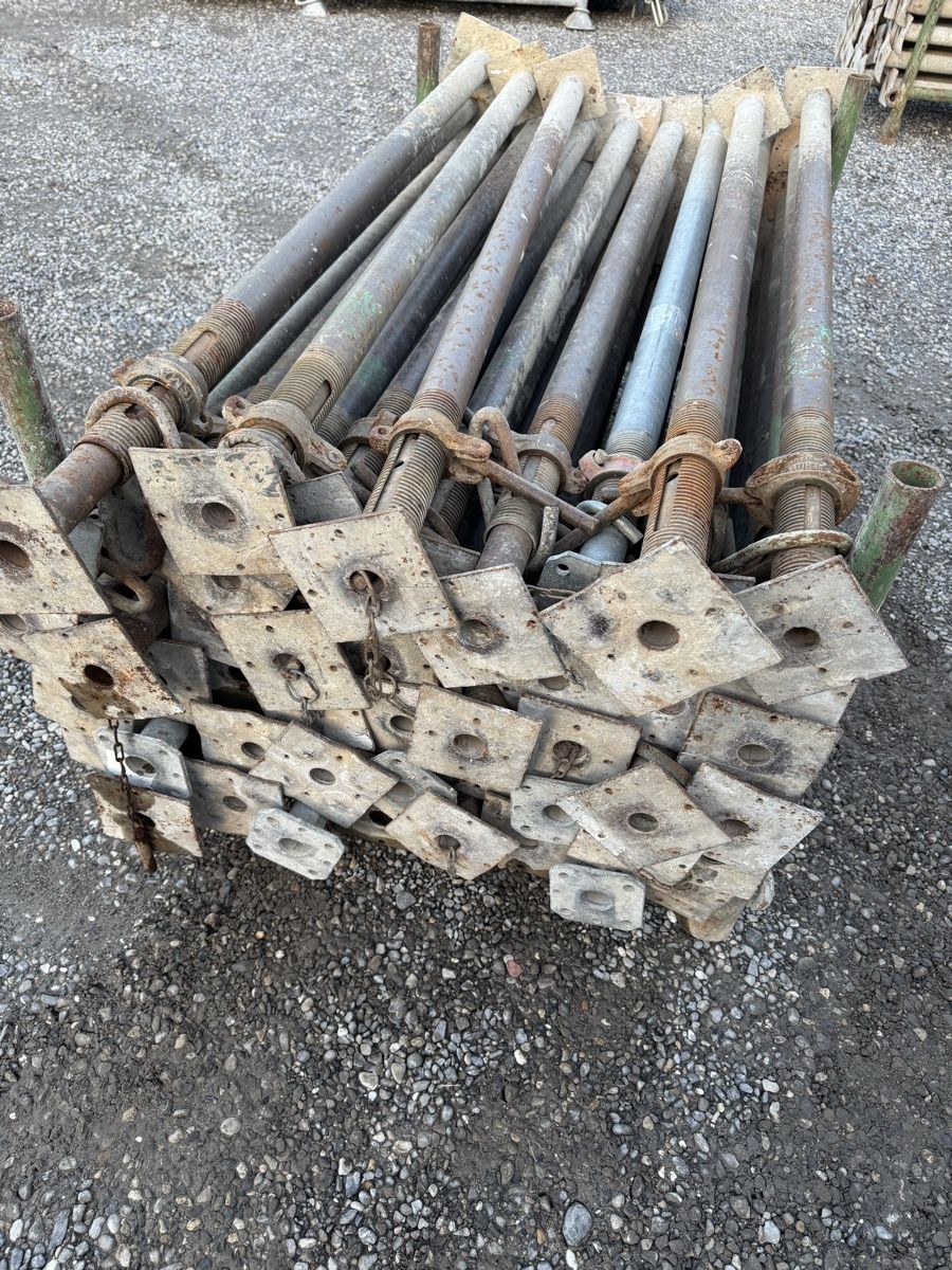 Balken: 50 deckenstützen 1.80-3m mit barellen – Gebraucht aus Brislach von Lea_bggmbh 1