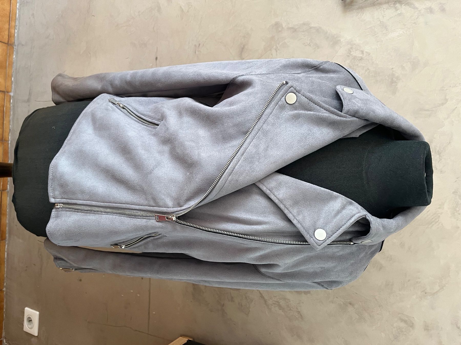 Jacken: Veste style daim grise Taille 38 Mélany – Neu und originalverpackt aus Veyrier von kimedovapa