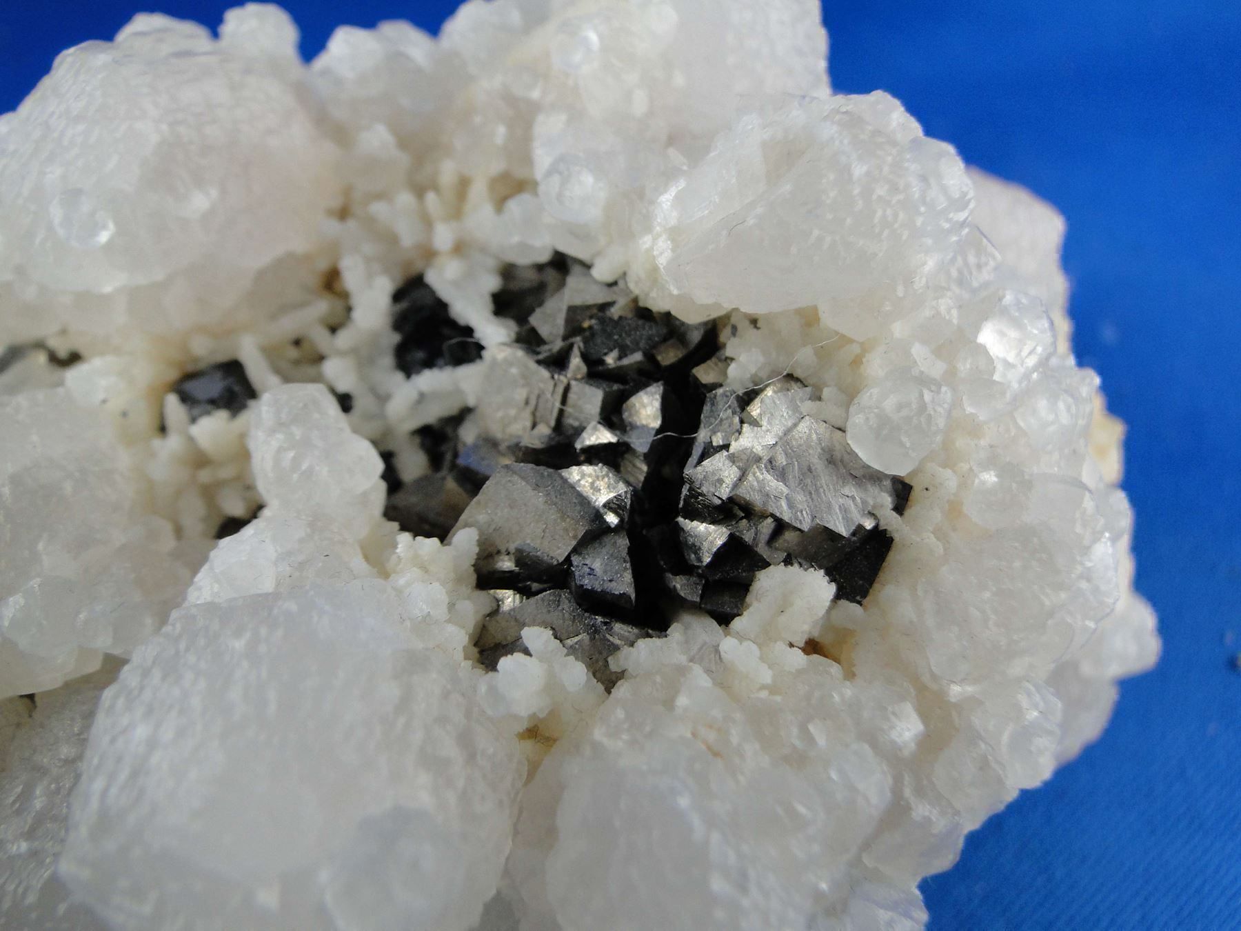 Minerali & Pietre curative: Arsenopyrit mit Calcit (UV-Pink) – Usato da Schinznach Bad venduto da Demerald 3