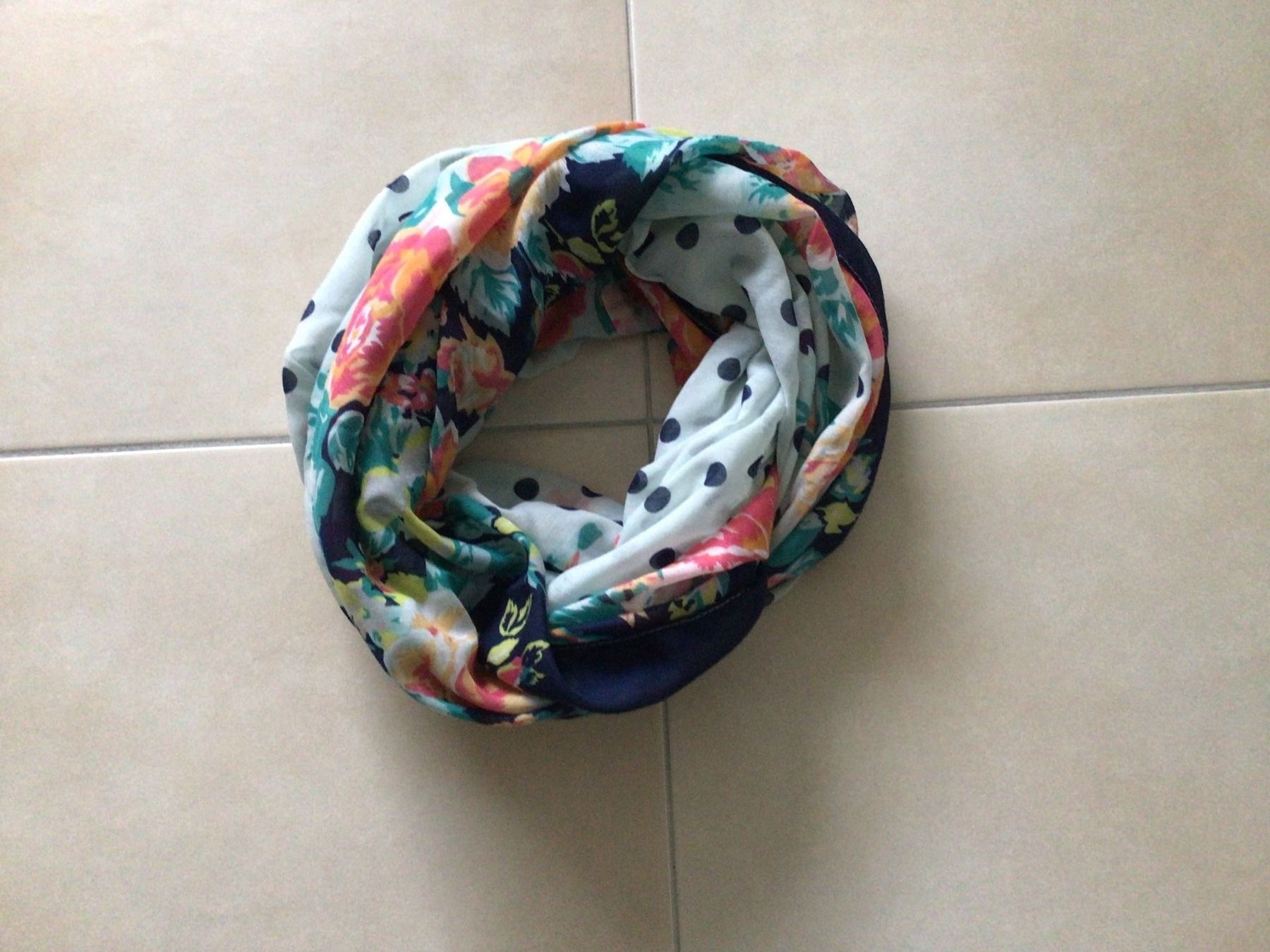 Foulard & Sciarpe: Loopschal mit Blumenmuster & Punkten – Usato da Frauenfeld venduto da Stehojen 3