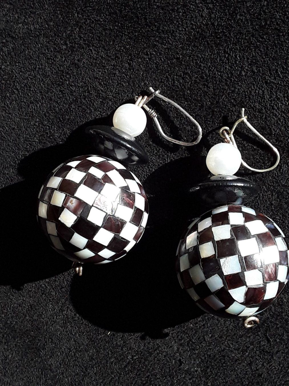 Orecchini pendenti & Orecchini a lobo: Vintage extravagante Ohrstecker mit Perlmutt/Holz – Usato da Zürich venduto da helsan