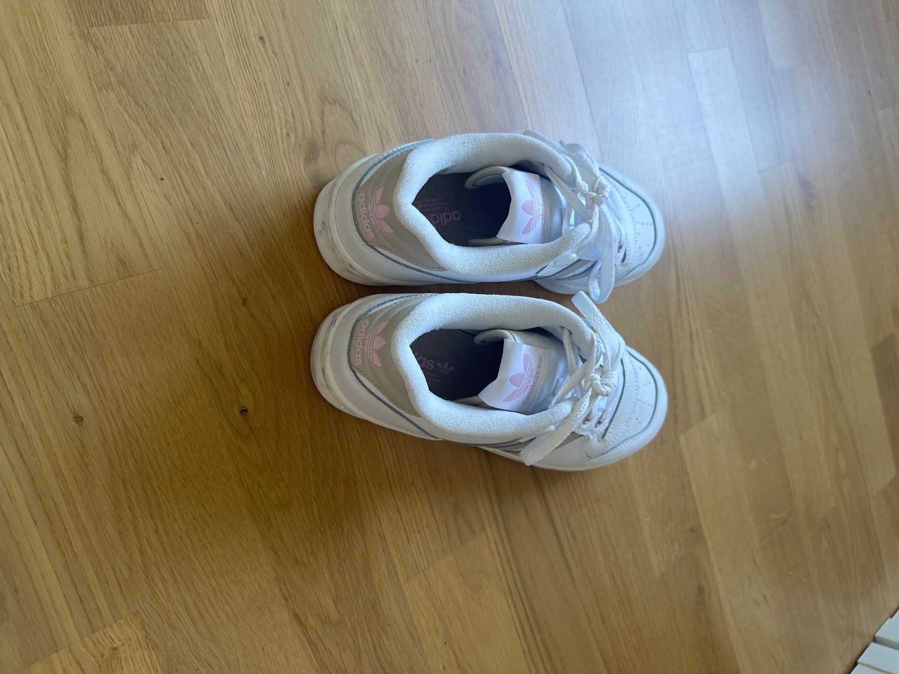 Chaussures femmes: Adidas Sneakers – D'occasion à Bergdietikon par Bluegrass 1