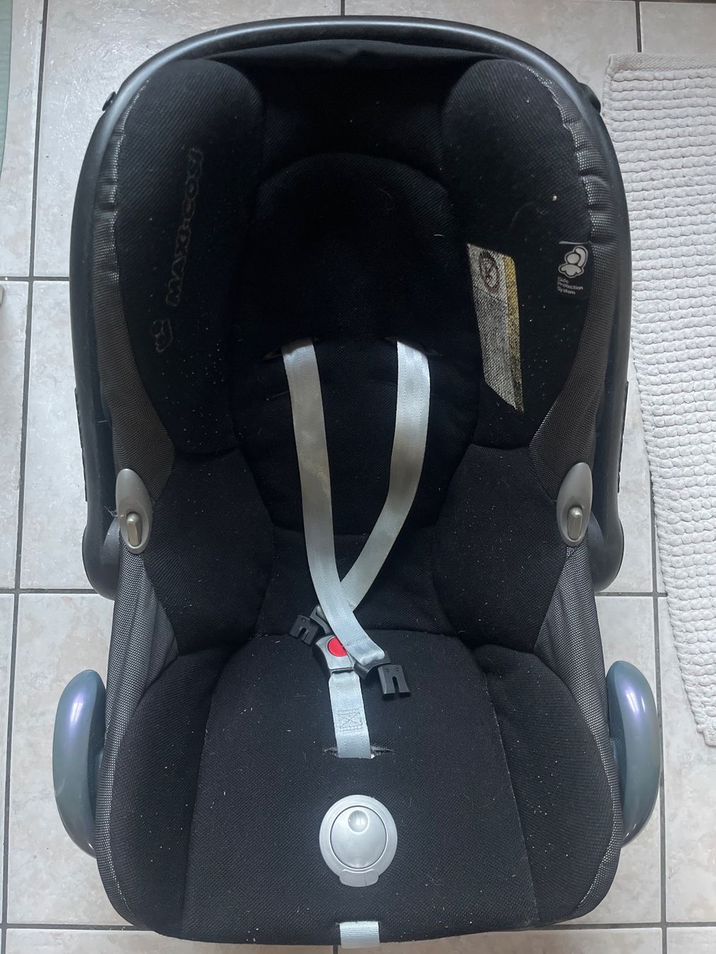 Maxi-Cosi Auto-Kindersitze: Siège pour bébé / enfant MAXI COSI pour système ISOFIX – Gebraucht aus Vernayaz von Darkfrost