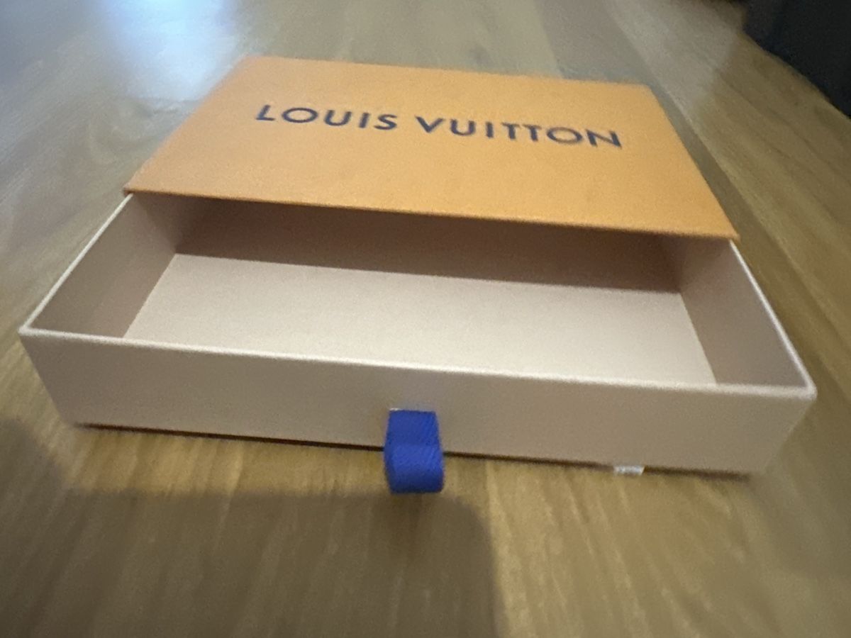 Louis Vuitton Altro in Decorazioni & Accessori: Boîte Louis Vuitton neuve avec cordon bleu taille unique – Usato da la chaux-de-fonds venduto da Chronomewatch