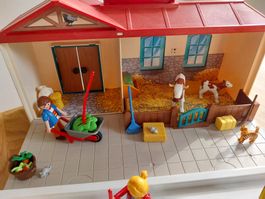 Playmobil Bauernhof mit Kühen, Geissen und Hasen und Traktor