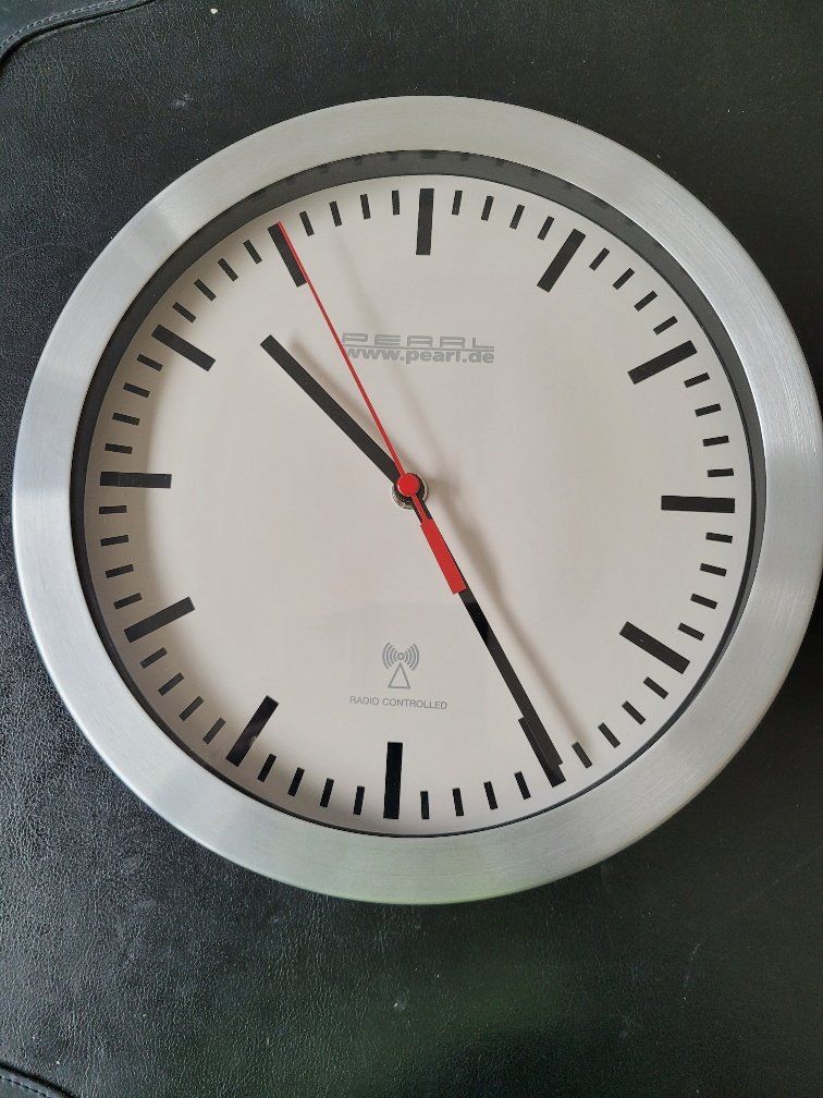 Orologi: Funkgesteuerte Wanduhr mit Batteriebetrieb – Usato da Altdorf UR venduto da Nordwing