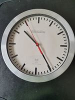 Funkgesteuerte Wanduhr mit Batteriebetrieb
