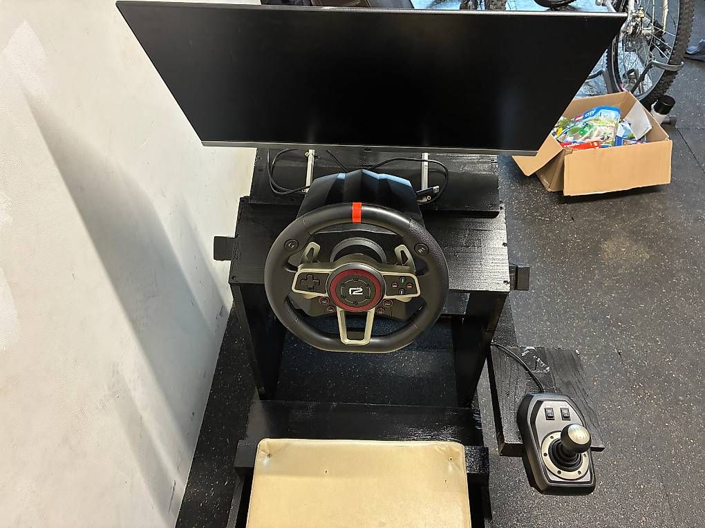 Consoles: Simulateur de conduite complet (Racing Wheel Pro) – D'occasion à Bouveret par uri_cq5w 1