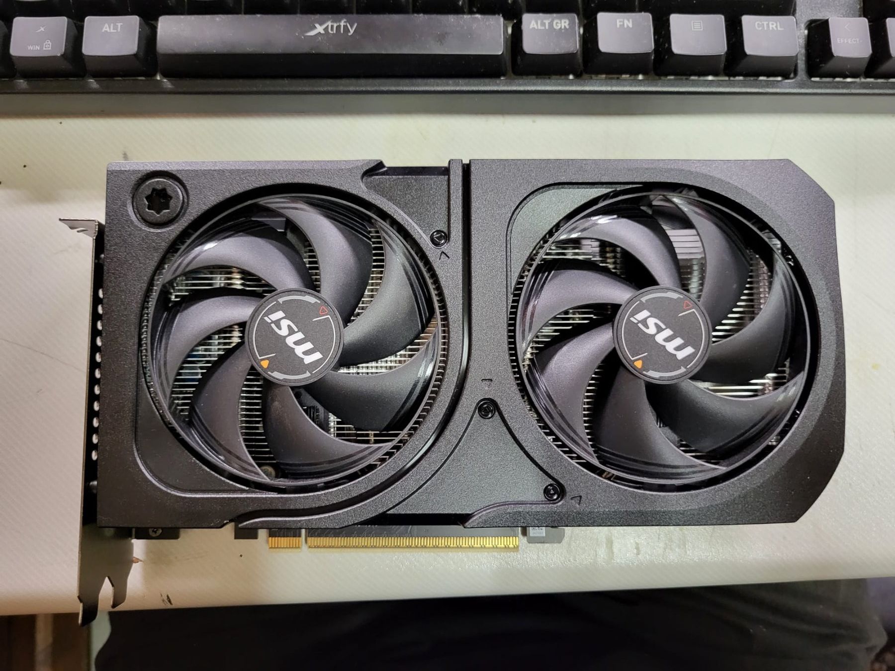MSI Cartes graphiques: MSI GeForce RTX 5060 Ti SHADOW 2X OC PLUS – D'occasion à Unterengstringen par CyberCore 1