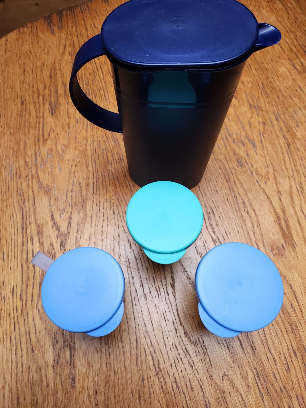 Tupperware Contenitori & Simili: Tupperware Krug Preludio 1,7l mit drei Tupperware Becher – Usato da Gstaad venduto da Meiel2020 1