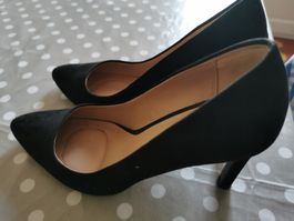Schwarze Wildleder Pumps von Stradivarius, Gr. 39, Top!