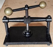 Ancienne presse de relieur / Alte Buchbinderpresse