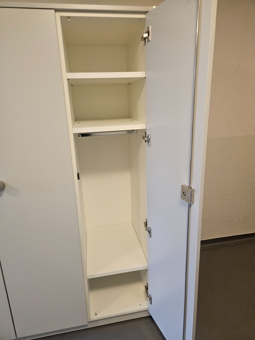 Armoires: Kleiderschrank in super Qualität – D'occasion à Rüti ZH par looren94 4